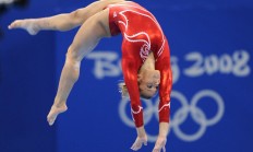 米兰体育入口-赛道与绿茵的交响，德里赫特在F1街道赛之夜的攻防艺术