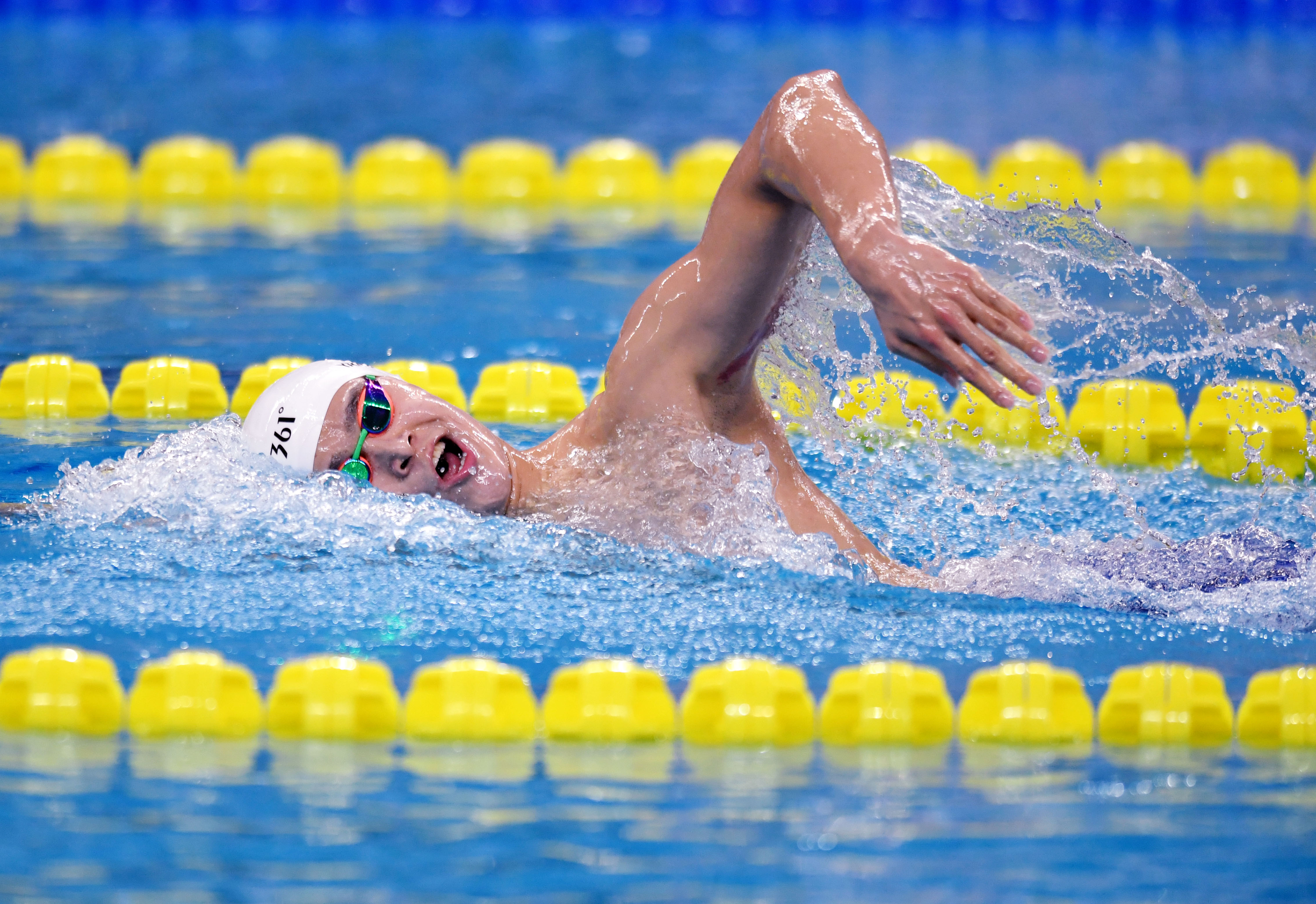 游泳决赛中，选手发挥出色夺得第一！的简单介绍