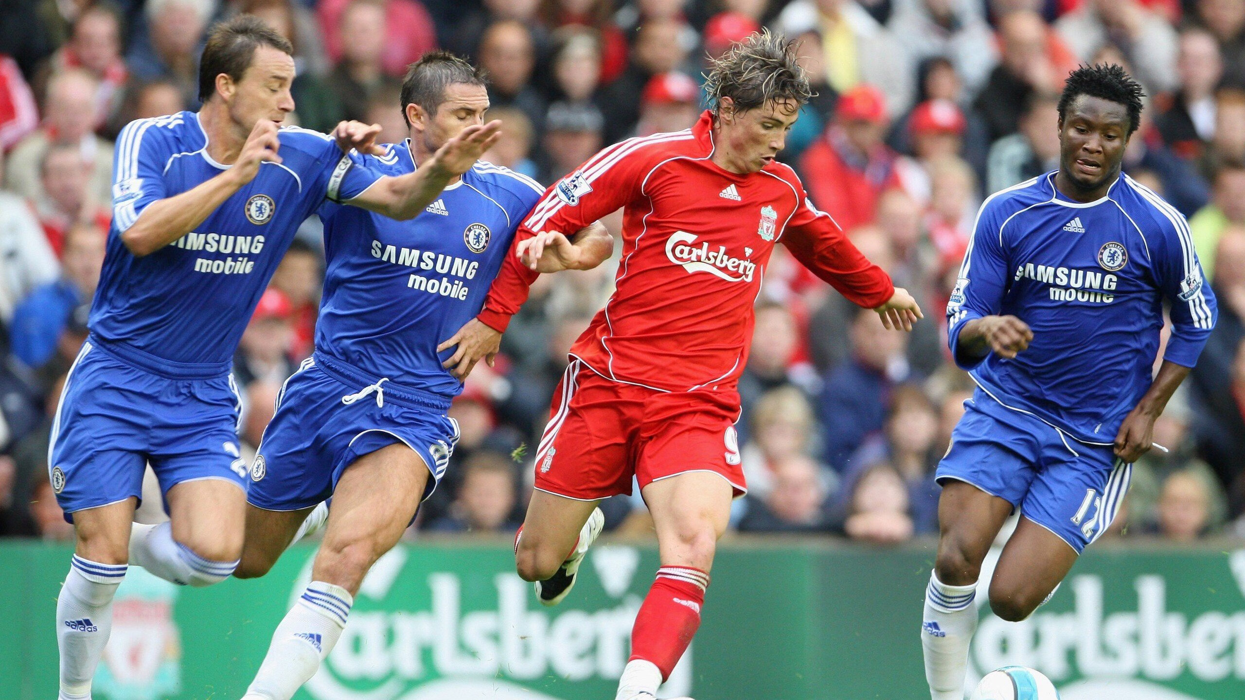 波兰硬仗取胜乌克兰，卡塞米罗刷新纪录，足球场上的双重奏鸣