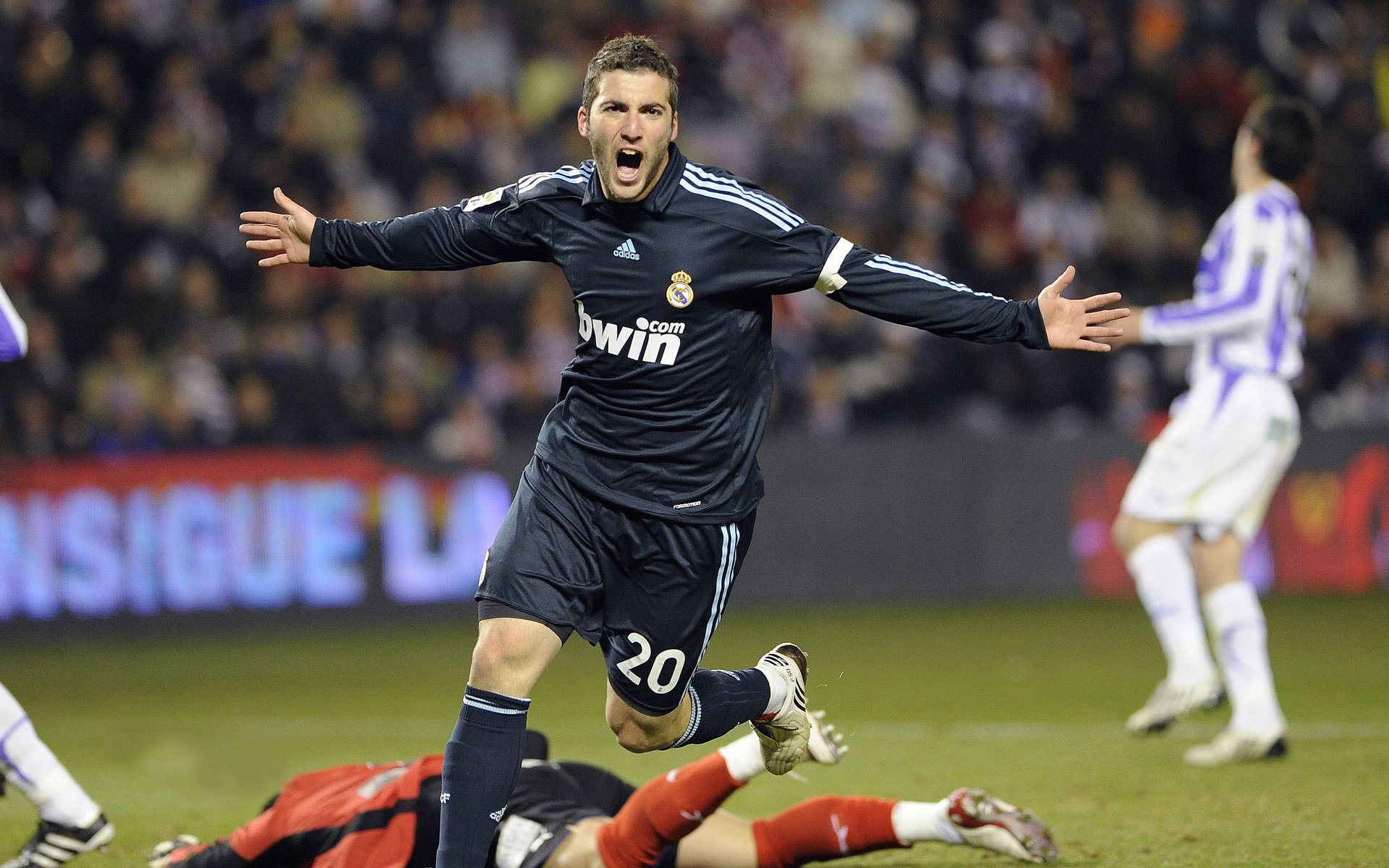 欧冠淘汰赛焦点战,上海队强行终结快船