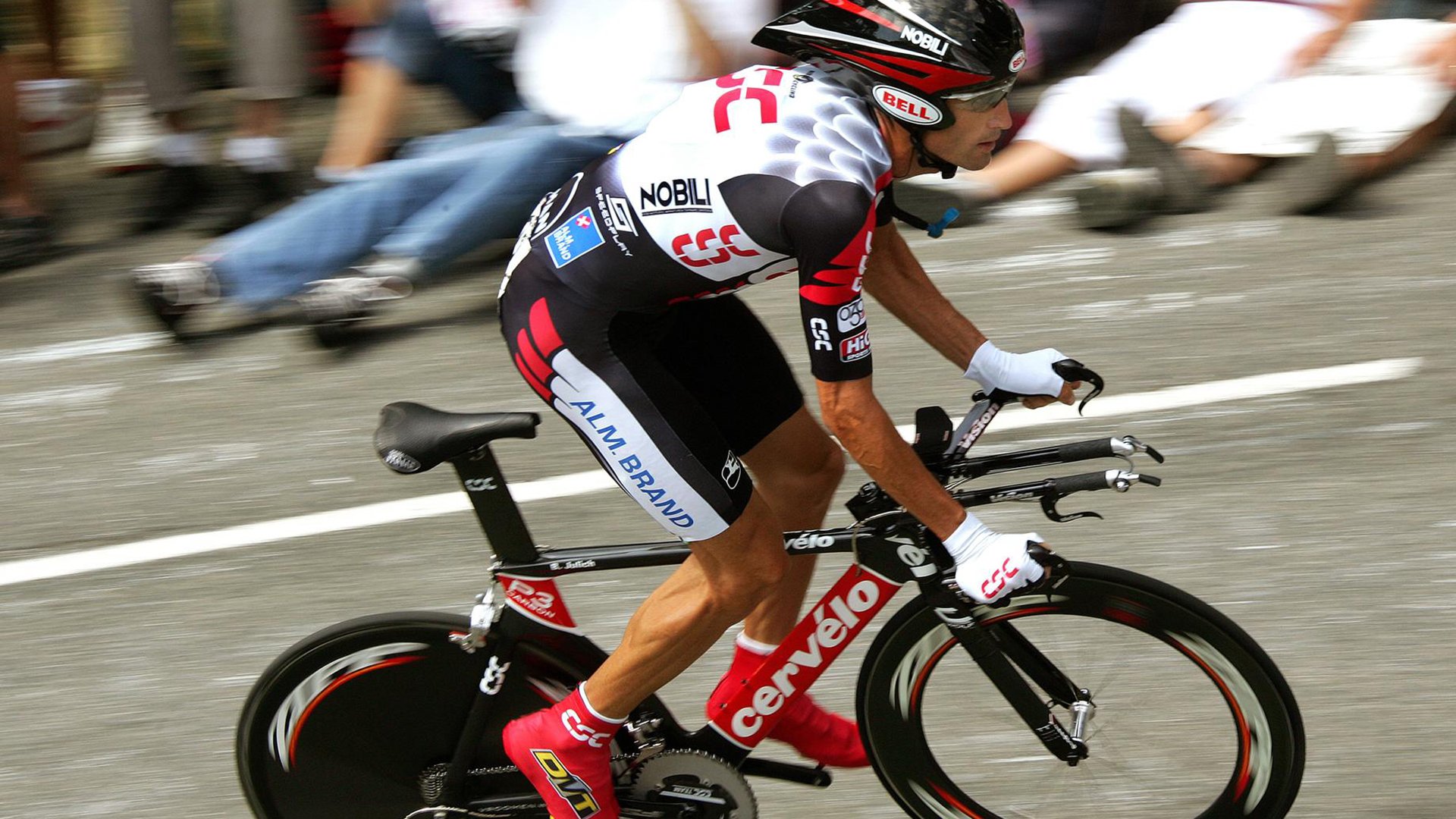 当马刺一波流席卷鹈鹕，浓眉已在F1赛道接管比赛—体育之夜的平行叙事