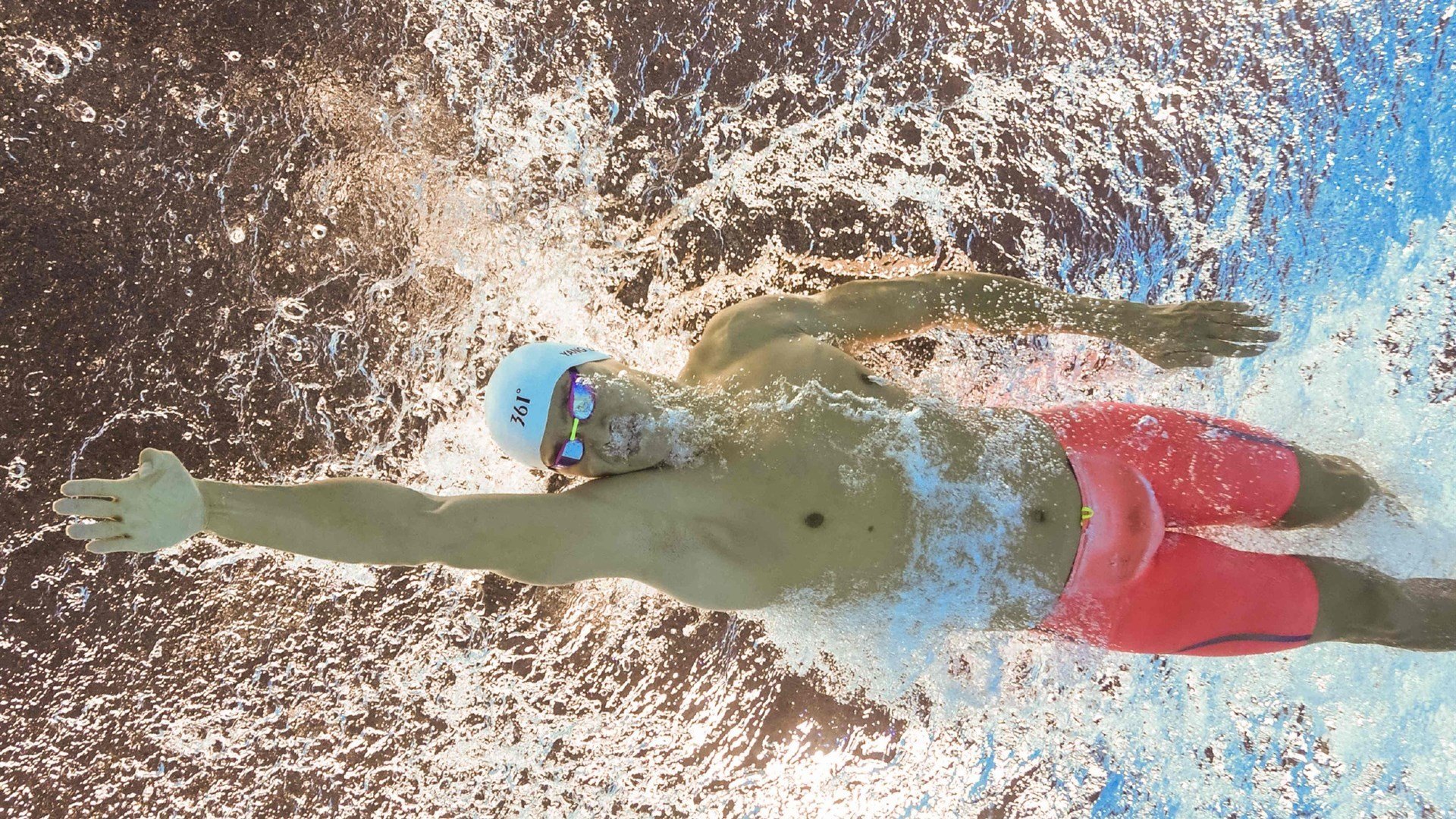 雄鹿击溃76人背后，布克如何用无形影响力拉满存在感