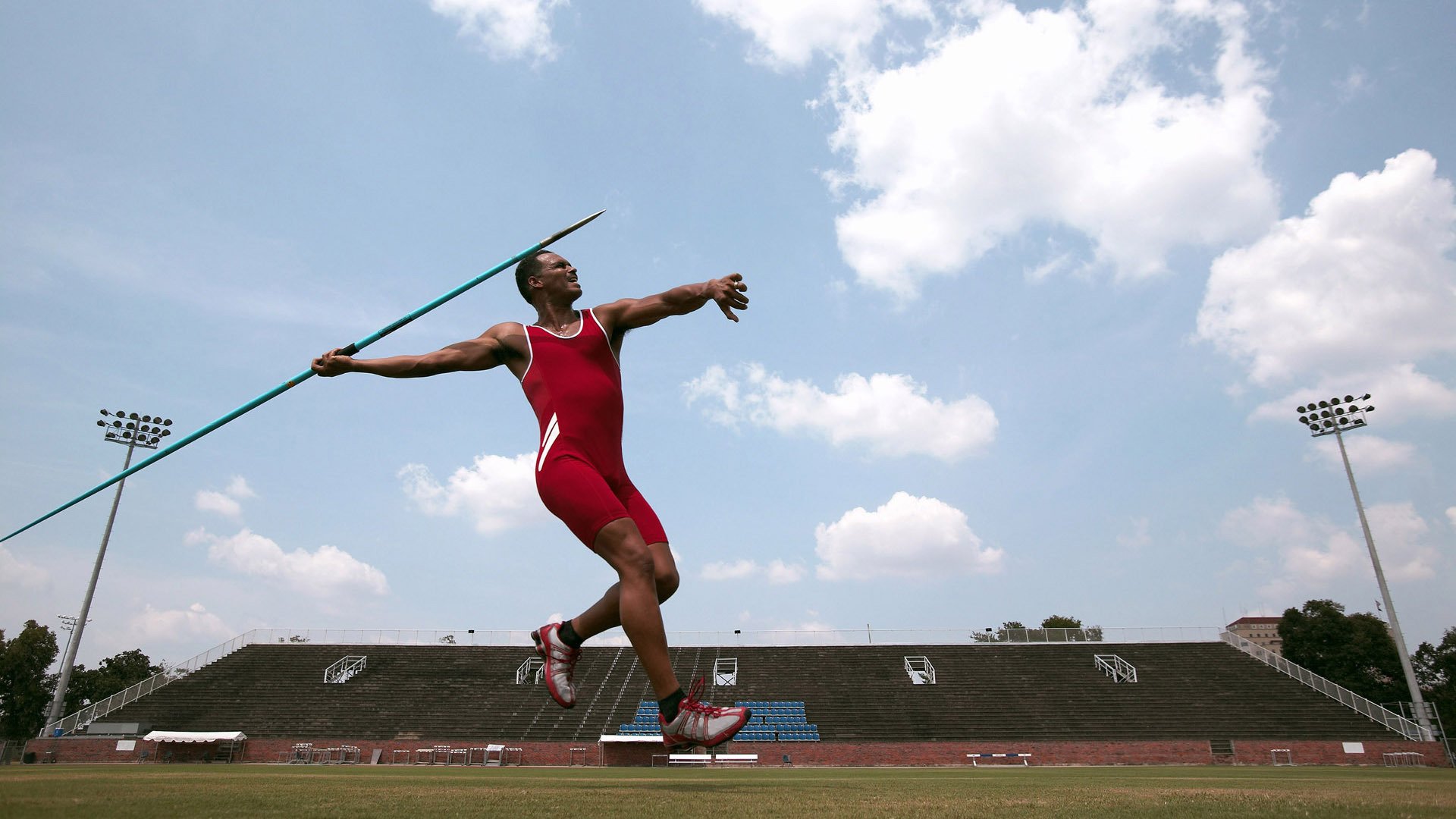赛道上的双重叙事，威廉姆斯险胜与佩雷兹的统治