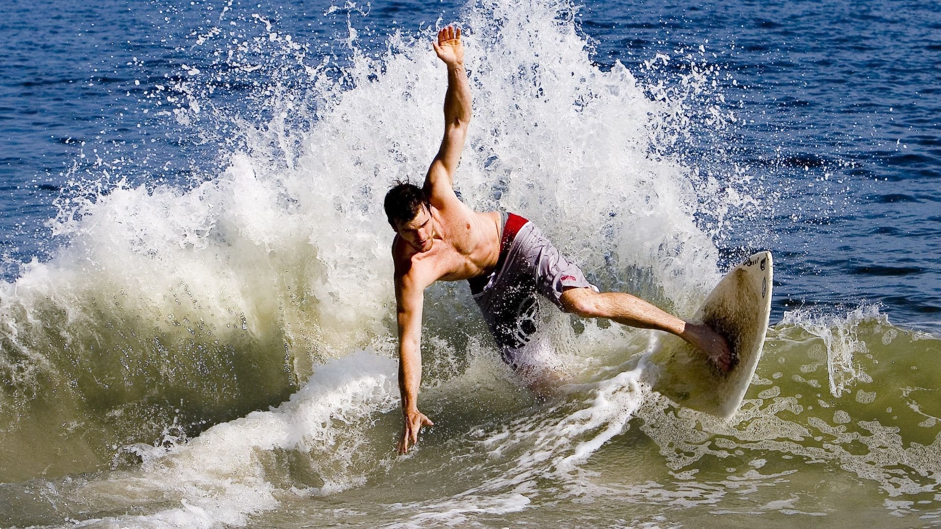 赛道上的宿命对决,索伯鏖战雷诺,汉密尔顿一骑绝尘惊艳四座